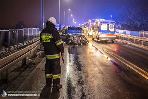 Gro Ny Wypadek W Kluczborku Na Wiadukcie Zderzy Y Si Trzy Samochody