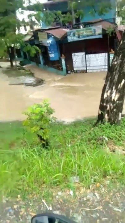 Sungai Deli Meluap Daerah Titi Papan Medan Dan Sekitarnya Banjir