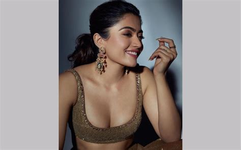 Rashmika Mandanna Goes BOLD As She Flaunts Her Cleavage In A Deep Low