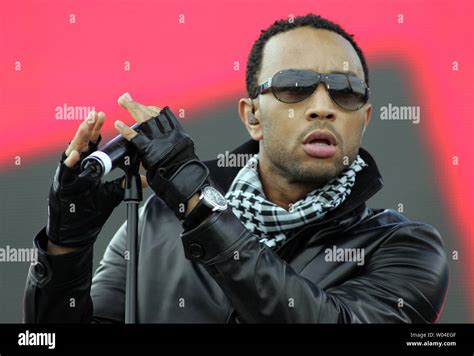 John Legend Performs In Concert In The Tailgate 2009 Fan Zone Prior To