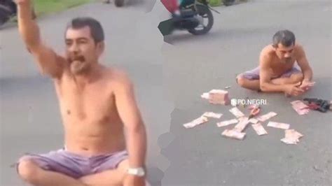 Viral Video Seorang Pria Tumpuk Uang Rp Juta Di Tengah Jalan Teriak