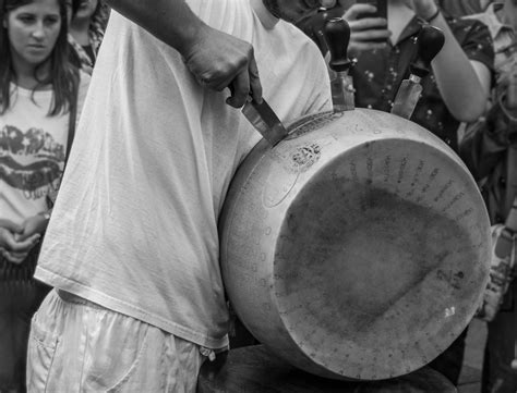 Apertura Di Una Forma Di Parmigiano Reggiano Vacche Rosse Mesi