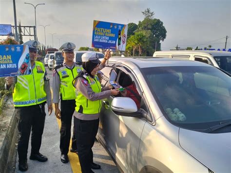 Operasi Patuh Semeru 2023 Satlantas Polres Malang Bagikan Brosur