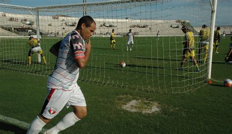 Santa Cruz Pb Aposta Em Artilheiro Para Jogo De Despedida Contra O