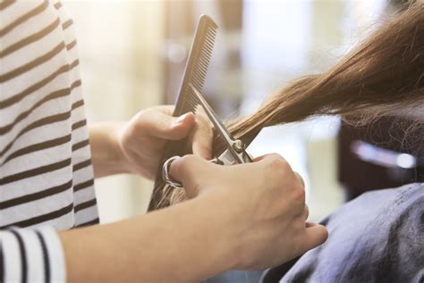 Comment devenir coiffeuse à domicile facilement