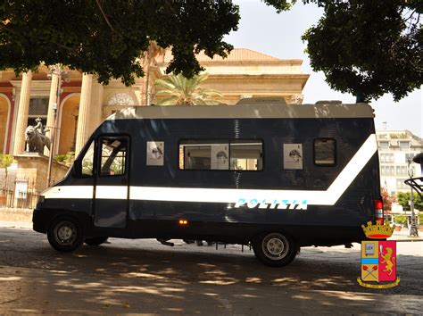 Questo non è amore Il camper della polizia nei licei Live Sicilia