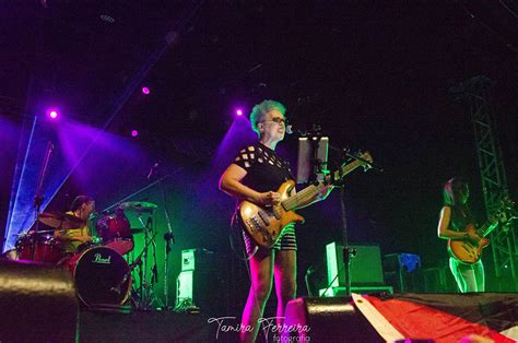 Garotas No Palco E No Front Bikini Kill P E P Blico Para Pular E