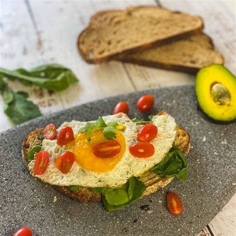 Toast De Aguacate Con Huevo Estrellado Desayuno Saludable