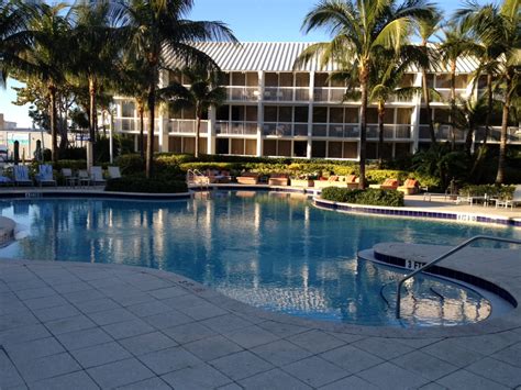 THE POOL AT THE HILTON FORT LAUDERDALE MARINA – HotelSwimmingPools.com