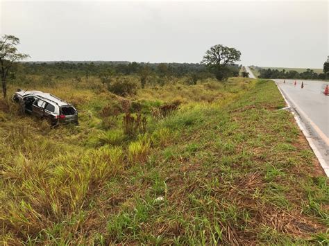 Carro Capota Em Rodovia De Ms Para Em Barranco E Motorista Socorrido