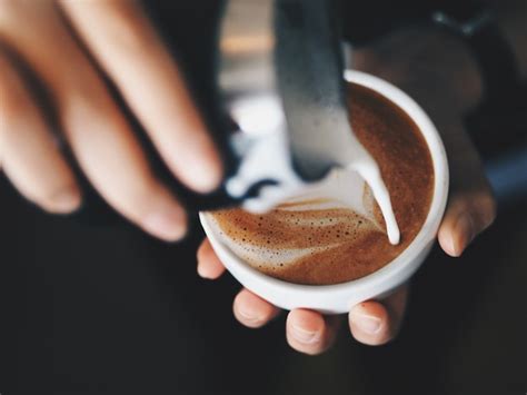 Ci Rrese Encima De Las Manos Del Barista Que Vierten La Leche Para