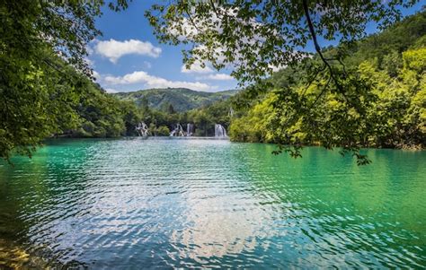 Vista De Los Hermosos Lagos Azules De Plitvice Y Las Pintorescas