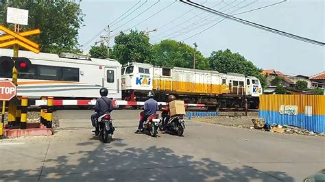 PALANG PINTU PERLINTASAN KERETA API JL PETEK SEMARANG KA SEMBRANI