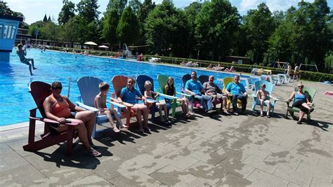 Förderverein kauft bunte Liegen fürs Freibad Rheda nw de