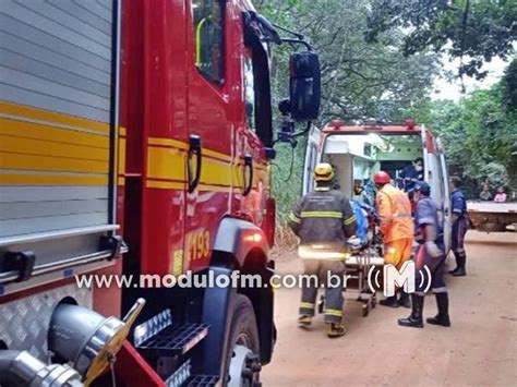 Tr S Pessoas Ficam Feridas Ap S Carro Cair Em Barranco Na Estrada