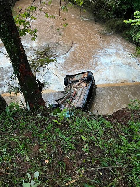 Homem Morre Ap S Perder Controle Do Ve Culo Que Dirigia E Carro Cair Em