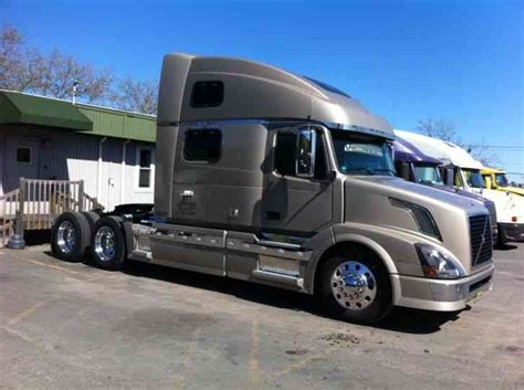Volvo Vnl 780 2006 Sleeper Semi Trucks