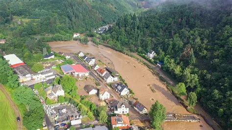 Rund 1300 Vermisste Bei Flut Katastrophe Bisher Mehr Als 80 Hochwasser