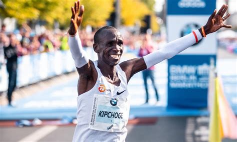 Eliud Kipchoge smashes world marathon record - AW