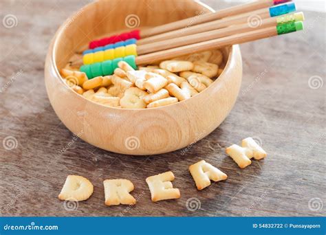 Galleta Ideal Del Alfabeto En La Tabla De Madera Foto De Archivo