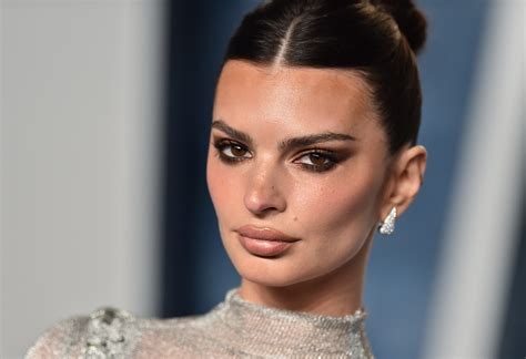 Emily Ratajkowski dévoile ses fesses et ses seins dans une robe à