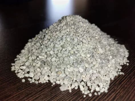 White Gray Slag Remover Unexpanded Perlite Ore Grade Foundry