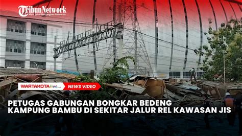 Petugas Gabungan Bongkar Bedeng Kampung Bambu Di Sekitar Jalur Rel