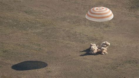 Retour au Kazakhstan d une capsule Soyouz avec trois hommes à bord