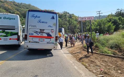 Bloquean Carretera Acapulco Zihuatanejo Por Matanza En El Durazno El