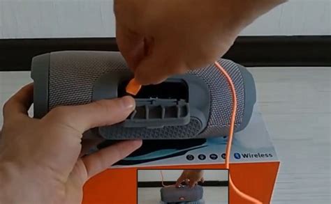 Как включить радио на колонке JBL