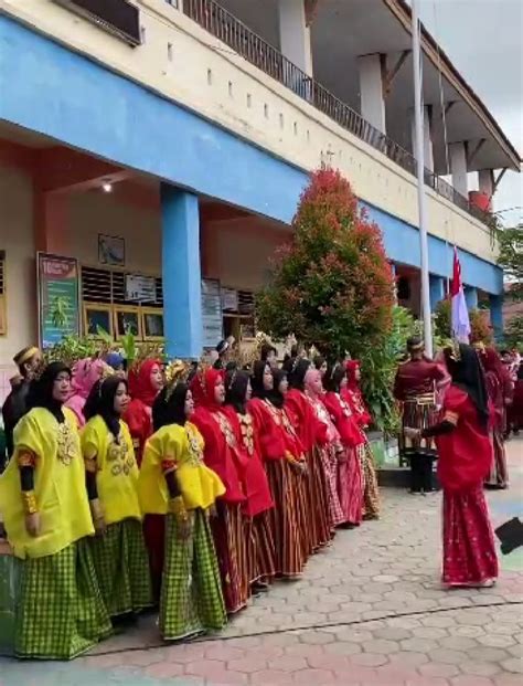 Peserta Upacara Pengibaran Bendera Dengan Pakaian Adat Sulawesi Patut