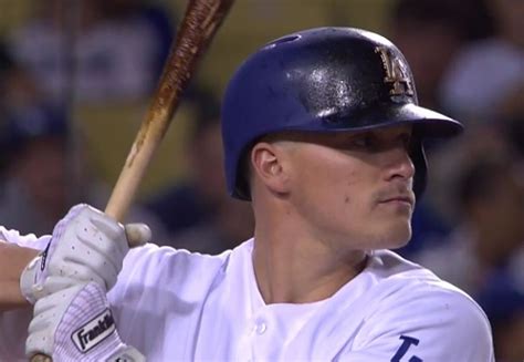 enrique hernandez calls  dodgers fans  lack  energy