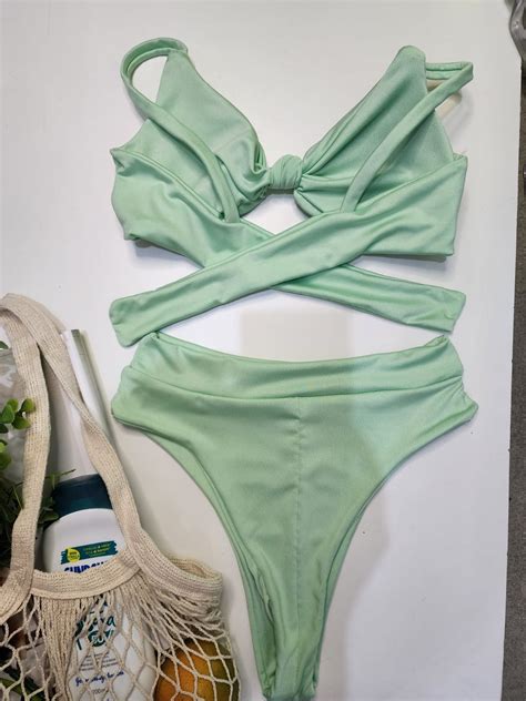 conjunto de peças top nó frente bojo e amarrado nas costas calcinha hot pants