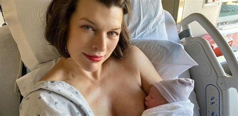 Milla Jovovich mostra rosto de sua filha recém nascida pela primeira