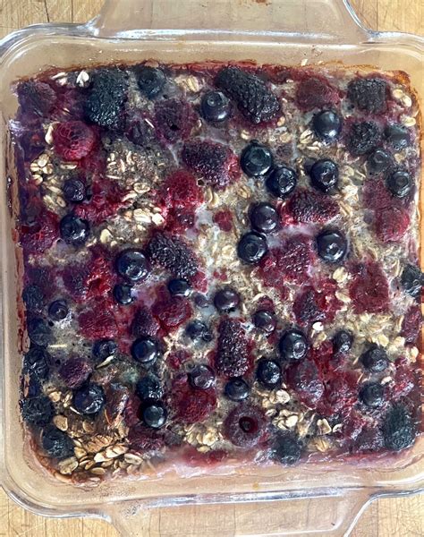 Easy baked oatmeal with berries and bananas - Momcrieff