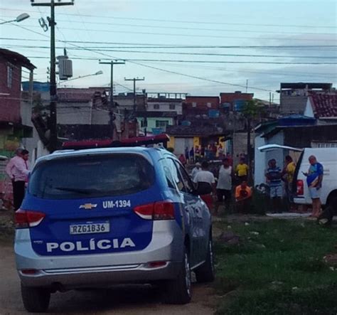 Criminosos Derrubam Porta Invadem Casa Matam Tr S Pessoas A Tiros E