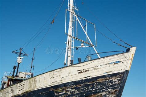 Barco De Pesca Abandonado Velho Em Terra Foto De Stock Imagem De