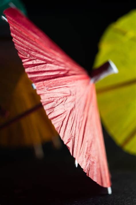 Paraguas De Diferentes Colores Sobre Fondo Negro Imagen De Archivo