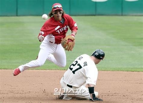 포토 황윤호 잡으면 병살인데 네이트 스포츠