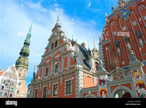 La Famosa Casa De Las Cabezas Negras En La Plaza De La Ciudad De Riga