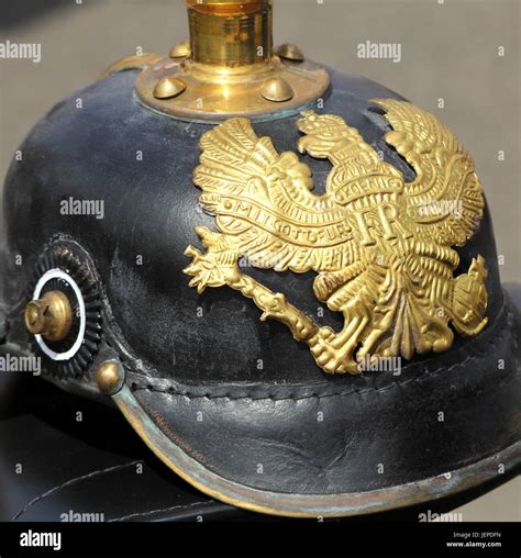 Primo Piano Di Un Tedesco WW1 Pickelhaube Mostrando L Emblema E Il