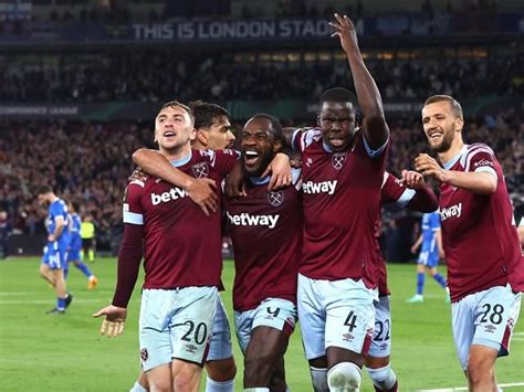 West Ham United 2 1 AZ Alkmaar Hammers Fight Back To Win First Leg Of