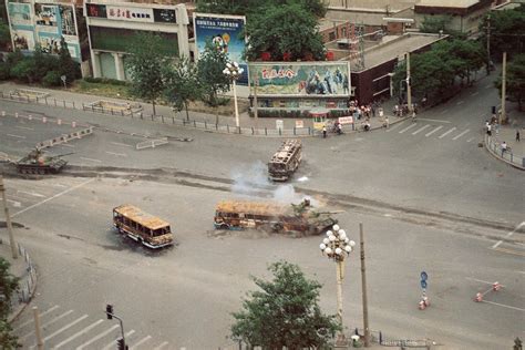 朱韵和 On Twitter 1989年6月6日，一辆坦克撞开了北京饭店前被烧毁的巴士路障。