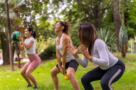 Ni A Latina Haciendo Deportes En Un Parque Verde Estilo De Vida Una Maestra De Vida Saludable