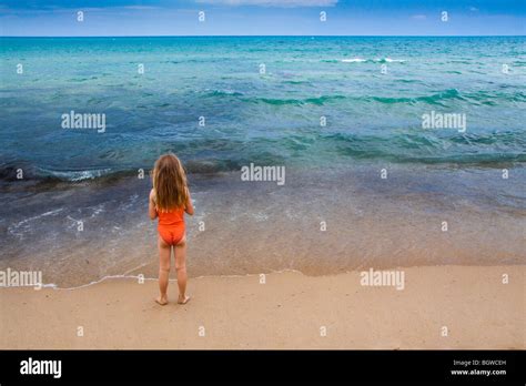 Junges Mädchen Im Badeanzug Mit Langen Haaren Wartet Am Strand Blick