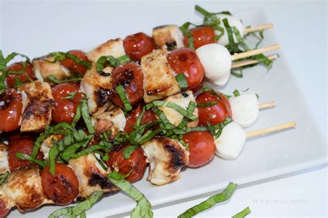 Brocheta O Pincho De Pollo Caprese Con Tomate Mozzarella Y Albahaca