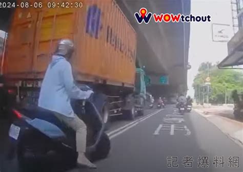 影／三寶騎車不看路出事還硬拗「我綠燈當然要出來」 網友酸：下次碰上大車就不會吵了 民生電子報