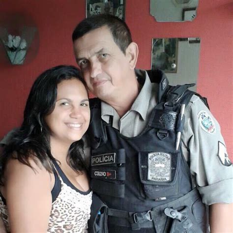 Mulher que após morte do marido lamentou não ter ficado em casa diz que