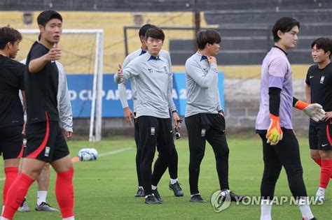 훈련 지시하는 김은중 감독 연합뉴스