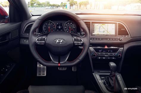 What are the Tech & Safety Features of the 2018 Hyundai Elantra?